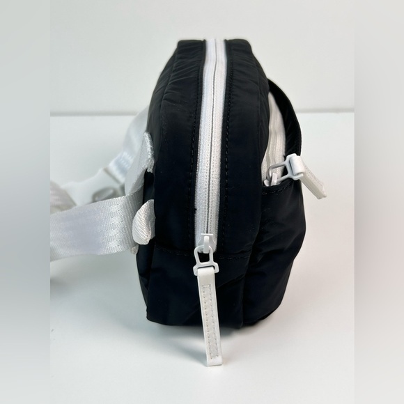 Athleta All About Crossbody Belt Bag Black and White RARE Color Combo EUC - Picture 9 of 10